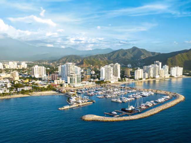 Vista de la bahía y los edificios de Santa Marta