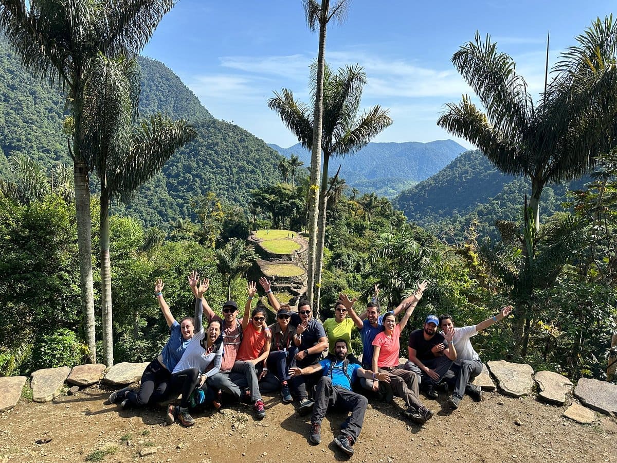 Grupo de viajeros en el mirador de Ciudad Perdida